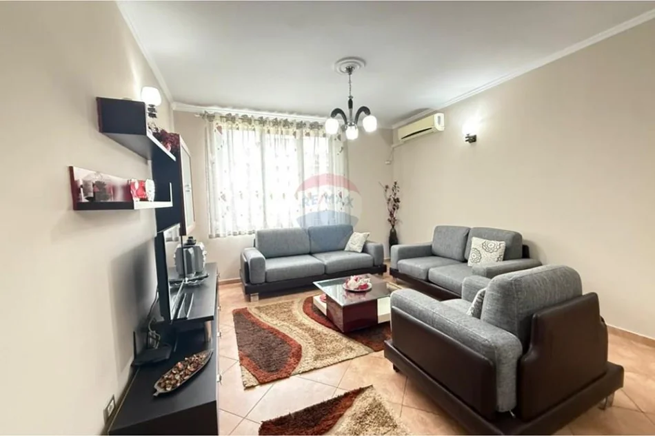 Tirane, jepet me qera apartament 2+1 , 110 m² 650 € (Rruga Islam Alla)