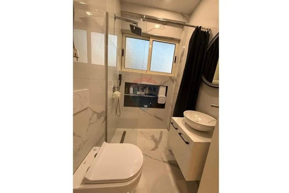 Tirane, shitet apartament 2+1+Ballkon , 150.000 € 