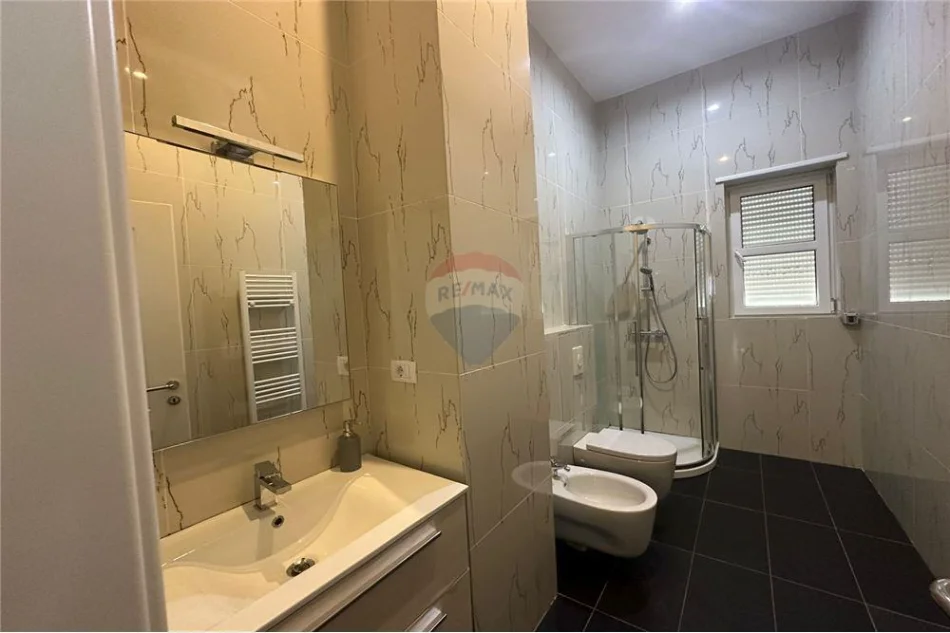 Tirane, jepet me qera Vile 3+1 Kati 2, 670 m² (rroling hills)