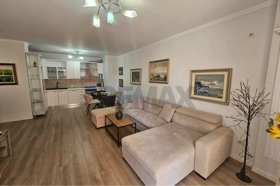 Tirane, jepet me qera apartament 1+1+Ballkon , 84 m² 740 € (Liceu Artistik)