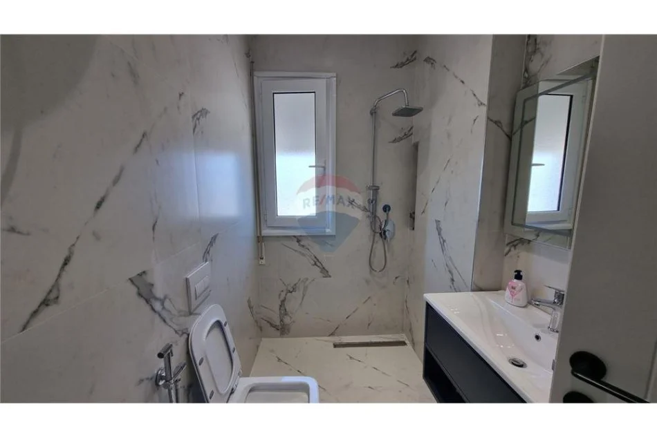 Radhime - Orikum, shitet 1+1 Kati 2, 180.000 € (Rruga Ali Demi, pranë Bashkisë, Vlorë)