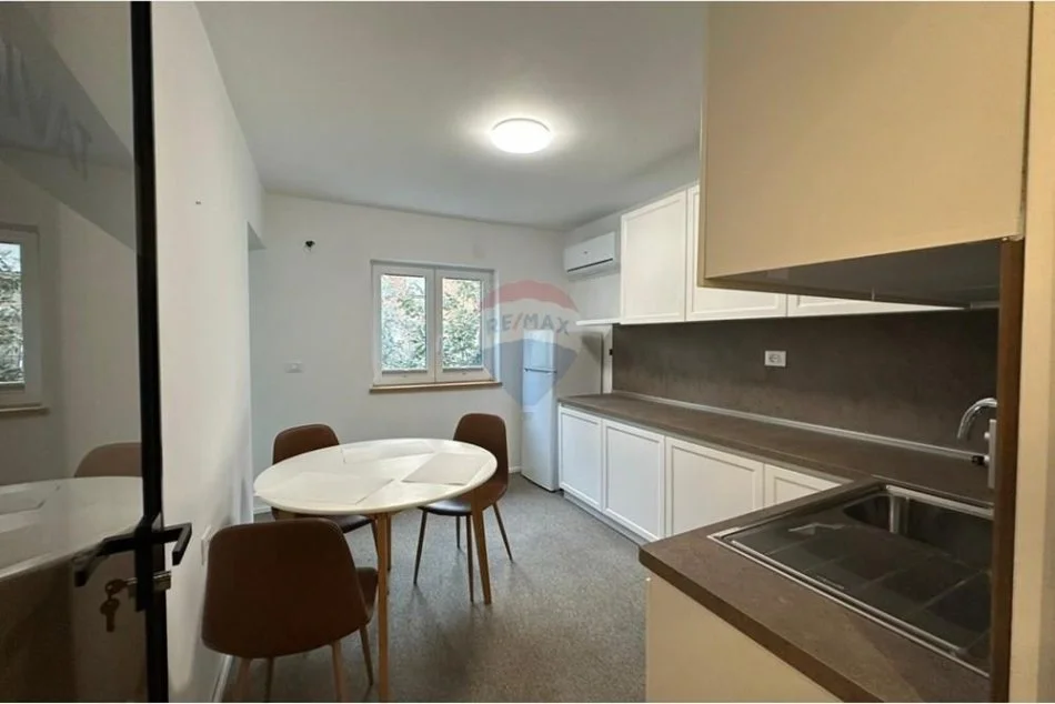 Tirane, jepet me qera zyre , 130 m² 1.500 € (Zogu i Zi)