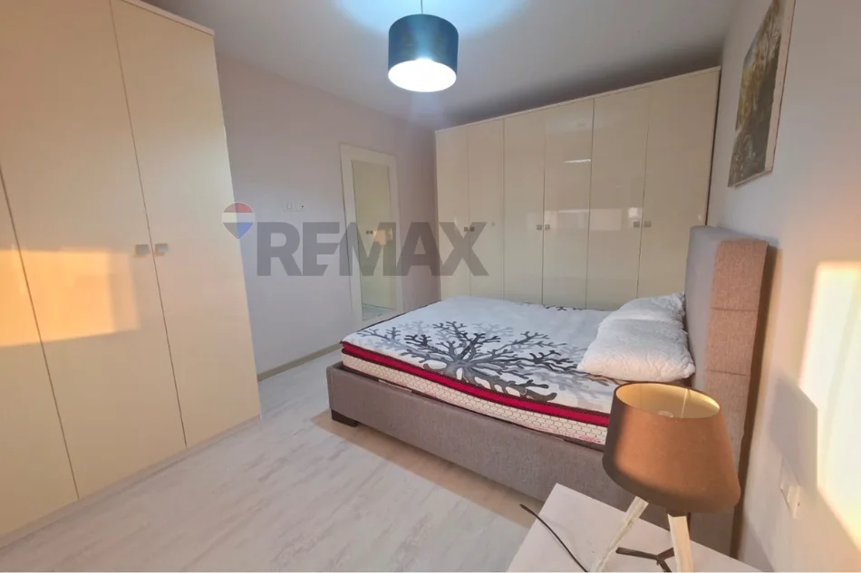 Shqiperi, jepet me qera apartament 1+1 , 75 m² 550 € (bulevardi bajram curri)