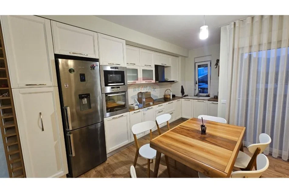 Tirane, jepet me qera , 100 m² 700 € 