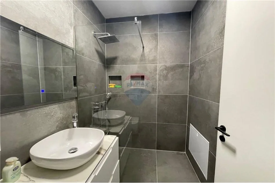 Tirane, jepet me qera apartament 2+1 , 100 m² 1.500 € 