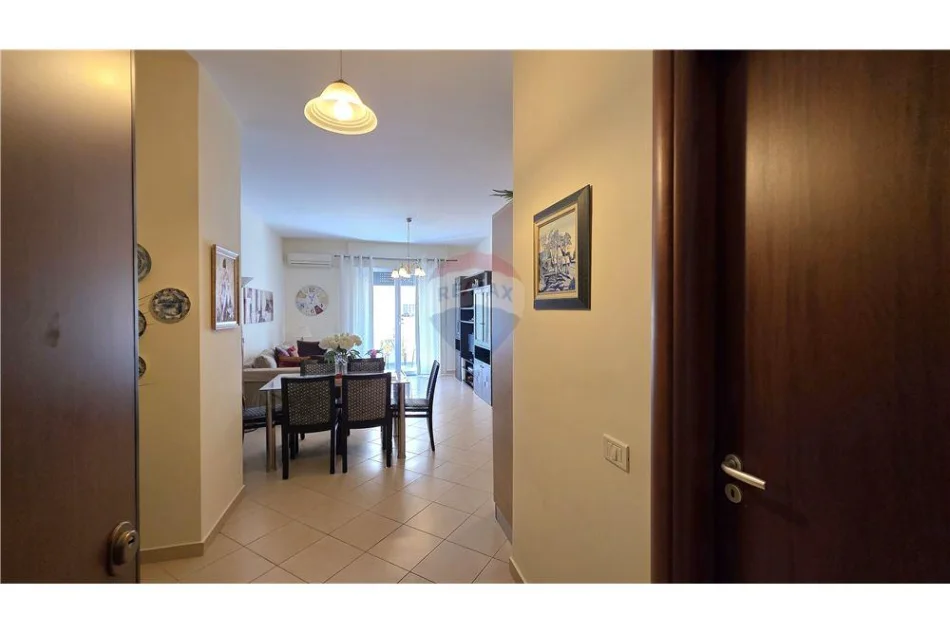 Vlore - Lungomare, jepet me qera apartament 1+1+Ballkon Kati 4, 74 m² 450 € (Rruga Reshat Osmani, Vlore)