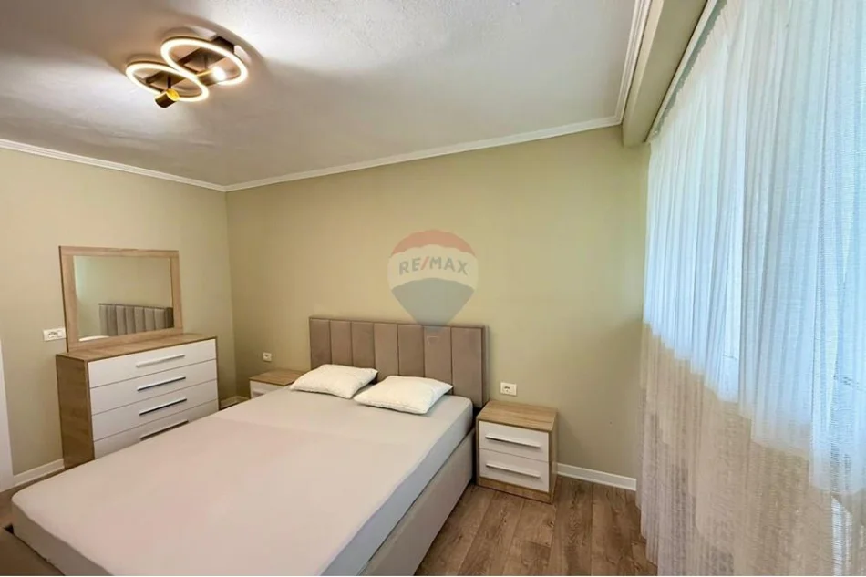 Tirane, jepet me qera apartament 3+1 Kati 0, 175 m² 570 € (Fresku)