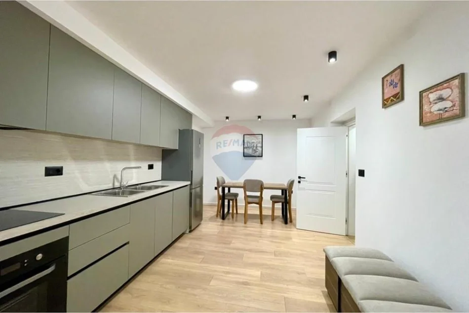 Tirane, jepet me qera apartament 1+1+Ballkon Kati 1, 52 m² 500 € (Kinostudio)