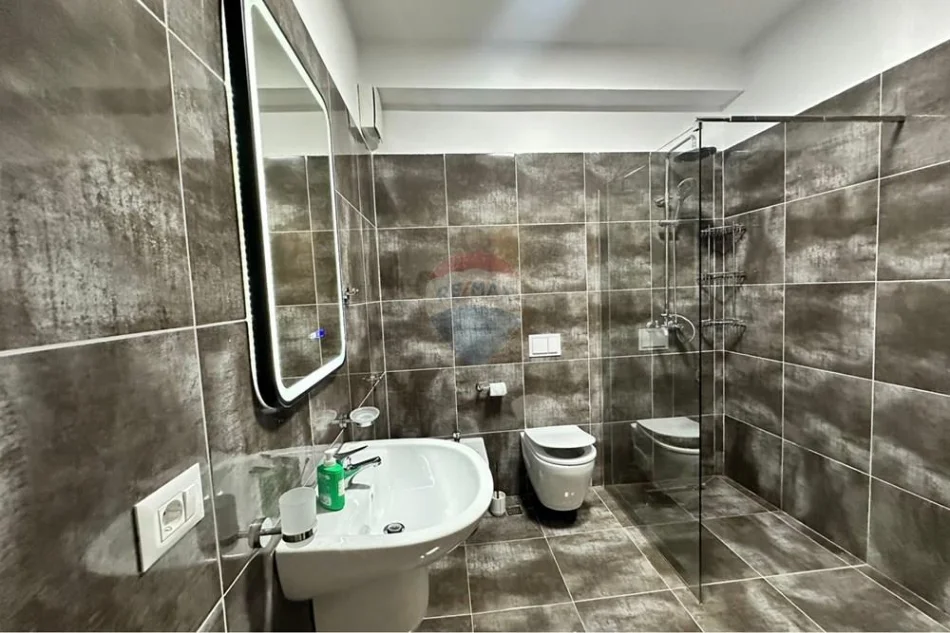 Tirane, jepet me qera apartament 1+1 , 85 m² 800 € (myslym shyri)