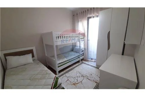 Tirane, jepet me qera apartament 2+1 Kati 5, 123 m² 800 € (Square 21,Arlis - Rruga e Kavajës, Shqipëri)