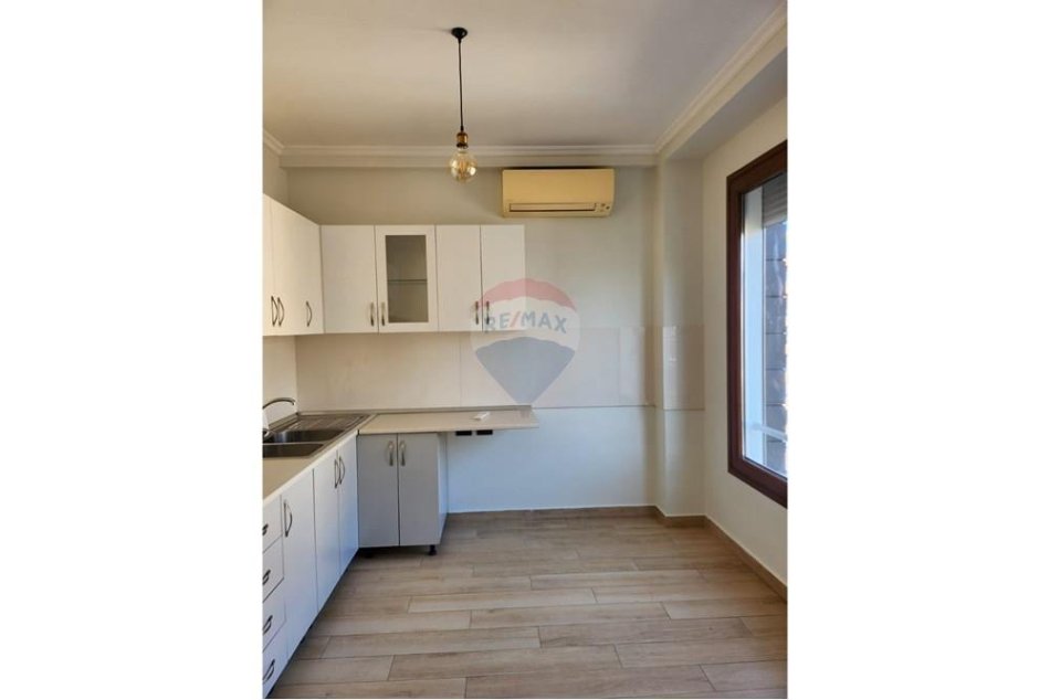 Tirane, jepet me qera zyre , 89 m² 800 € 