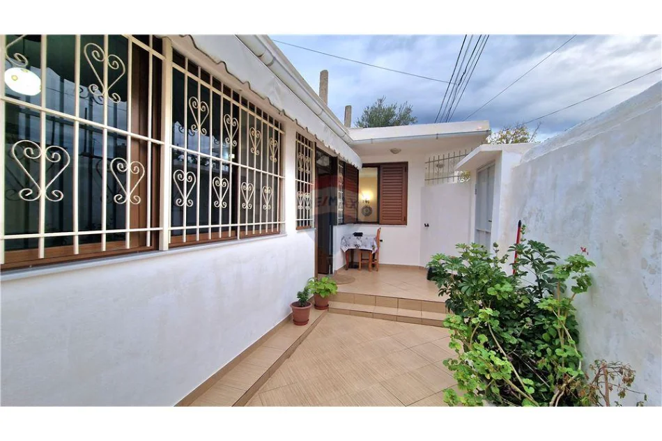 Vlore, shitet shtepi 2+1 Kati 1, 298 m² 115.000 € (Rruga Enver Jaho, Vlore)