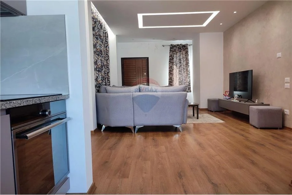 jepet me qera shtepi +Ballkon  650 € (Xhamlliku)