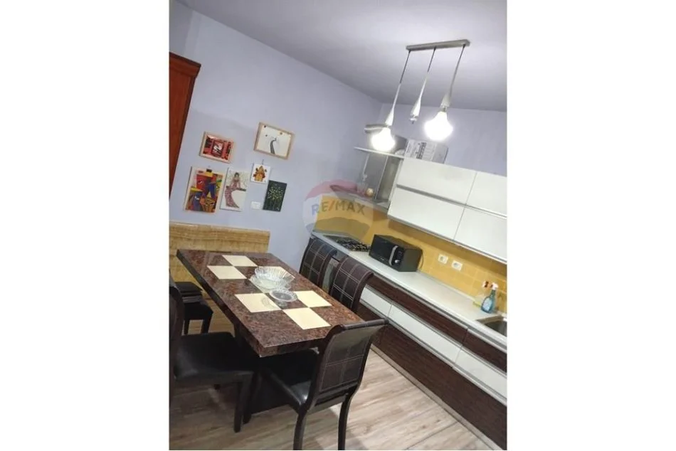 Tirane, jepet me qera apartament 2+1 , 111 m² 60 € 