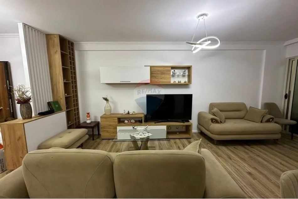Tirane, jepet me qera apartament 1+1 Kati 1, 65 m² 450 € (grand gallery)