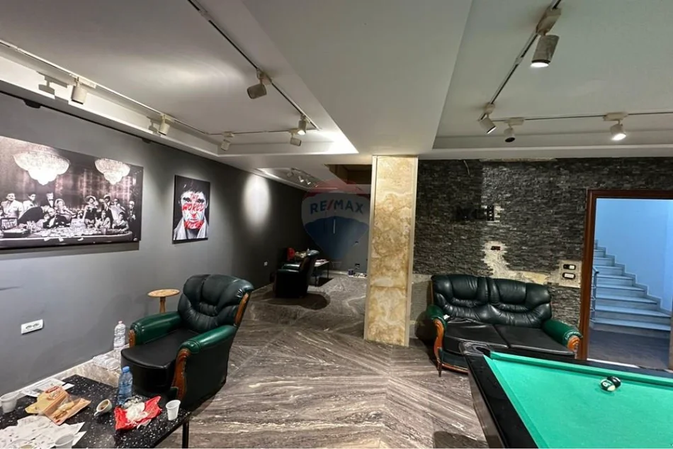 Tirane, jepet me qera ambjent biznesi Kati 0, 75 m² 900 € 