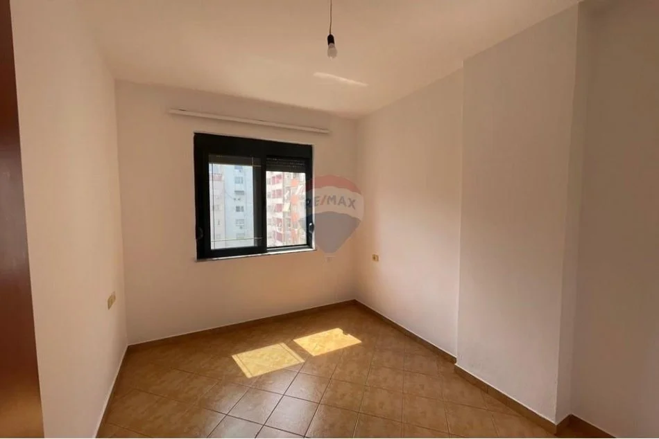 Tirane, jepet me qera apartament 2+1+Ballkon Kati 4, 80 m² 380 € 