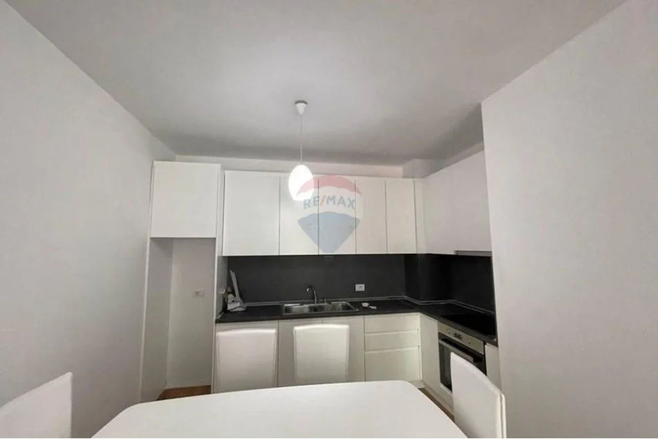 Tirane, jepet me qera apartament 1+1+Ballkon , 106 m² 600 € 
