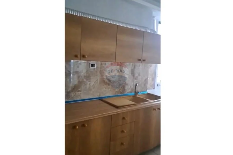 Shqiperi, jepet me qera apartament 1+1 Kati 1, 30 m² 300 € (Varri bamit)