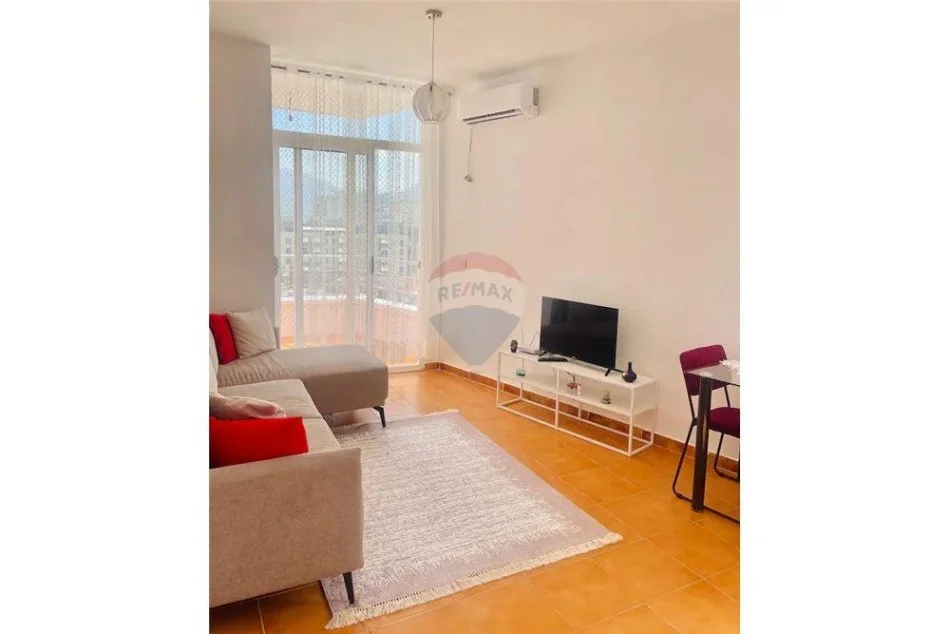Tirane, jepet me qera apartament 1+1+Ballkon , 450 € 