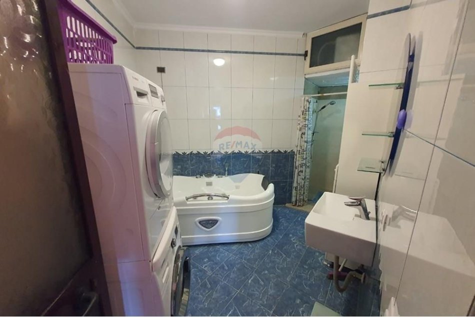 Tirane, jepet me qera apartament 3+1 Kati 3, 152 m² 700 € (Rruga Bill Clinton)