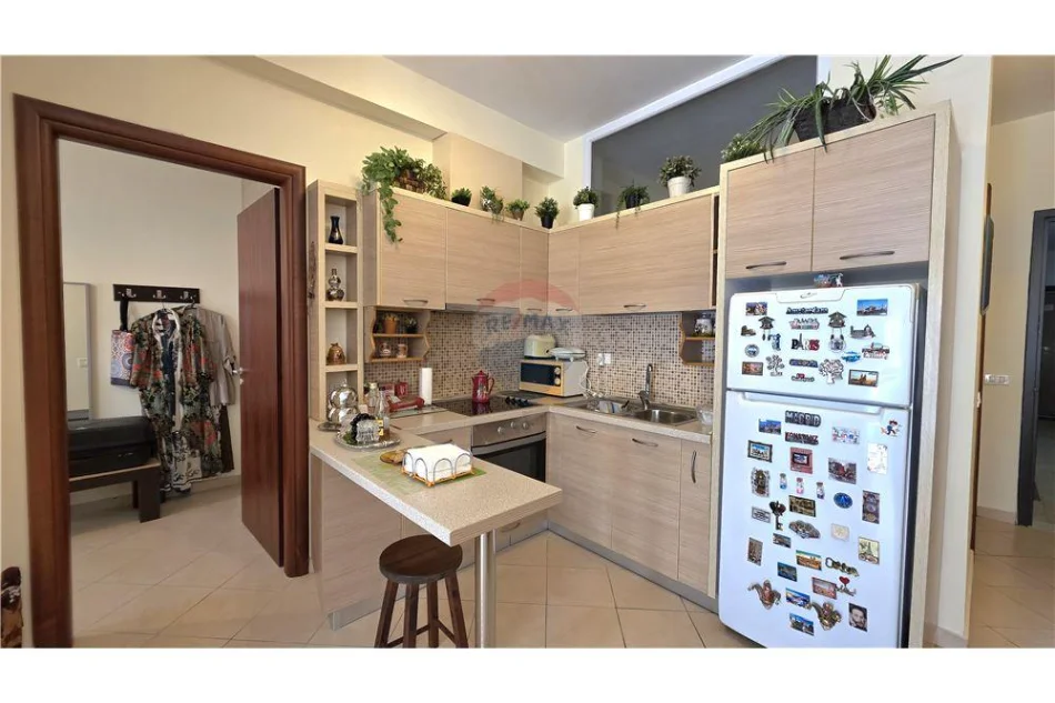 Vlore - Lungomare, jepet me qera apartament 1+1+Ballkon Kati 4, 74 m² 450 € (Rruga Reshat Osmani, Vlore)
