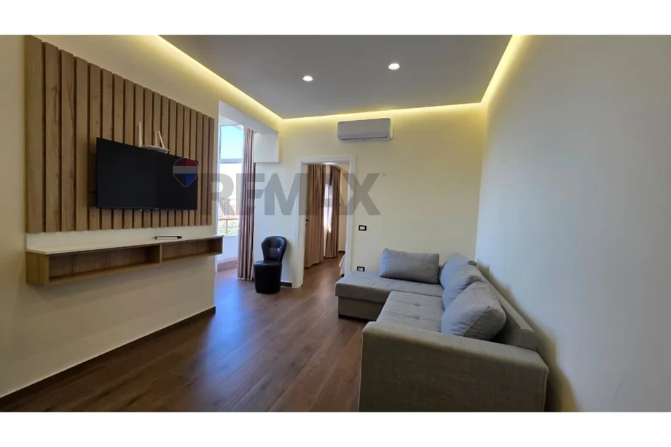 Vlore - Lungomare, jepet me qera apartament 1+1+Ballkon Kati 8, 67 m² 450 € (Rruga Reshat Osmani, Vlore)
