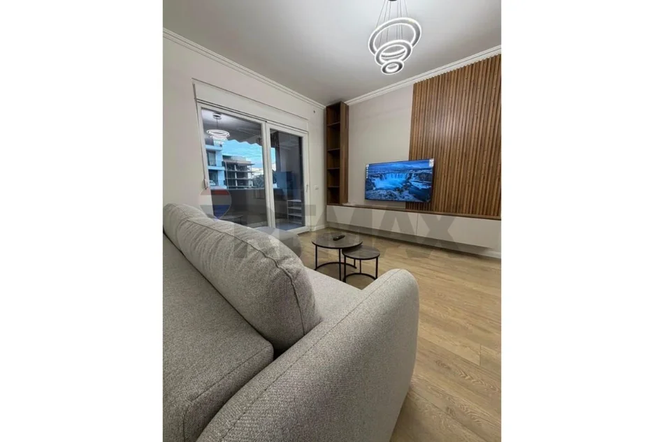 Tirane, jepet me qera apartament 1+1+Ballkon , 65 m² 800 € (Komuna e Parisit)