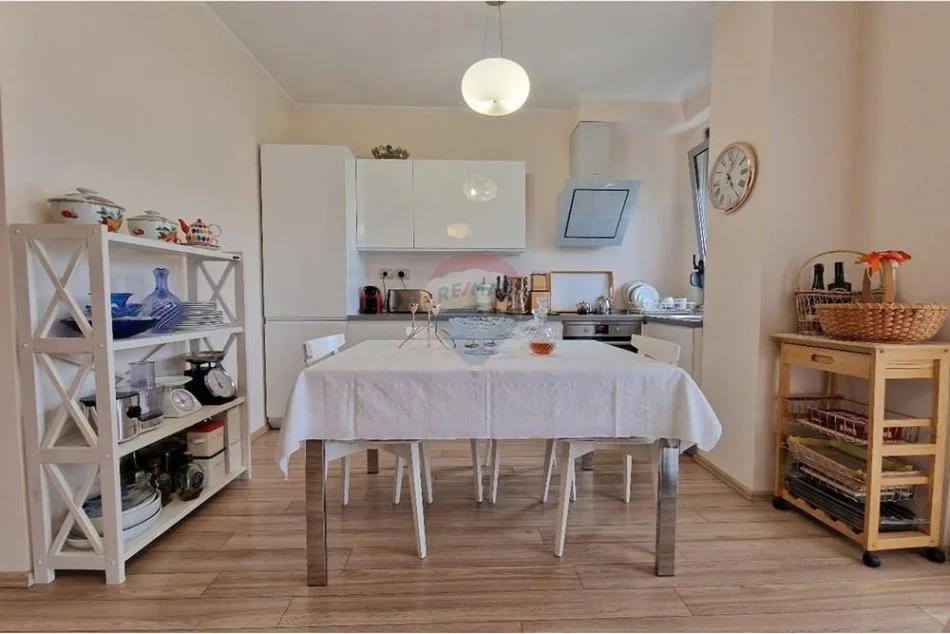 Tirane, jepet me qera apartament 1+1+Ballkon Kati 4, 67 m² 600 € (Rruga Hamdi Sina)