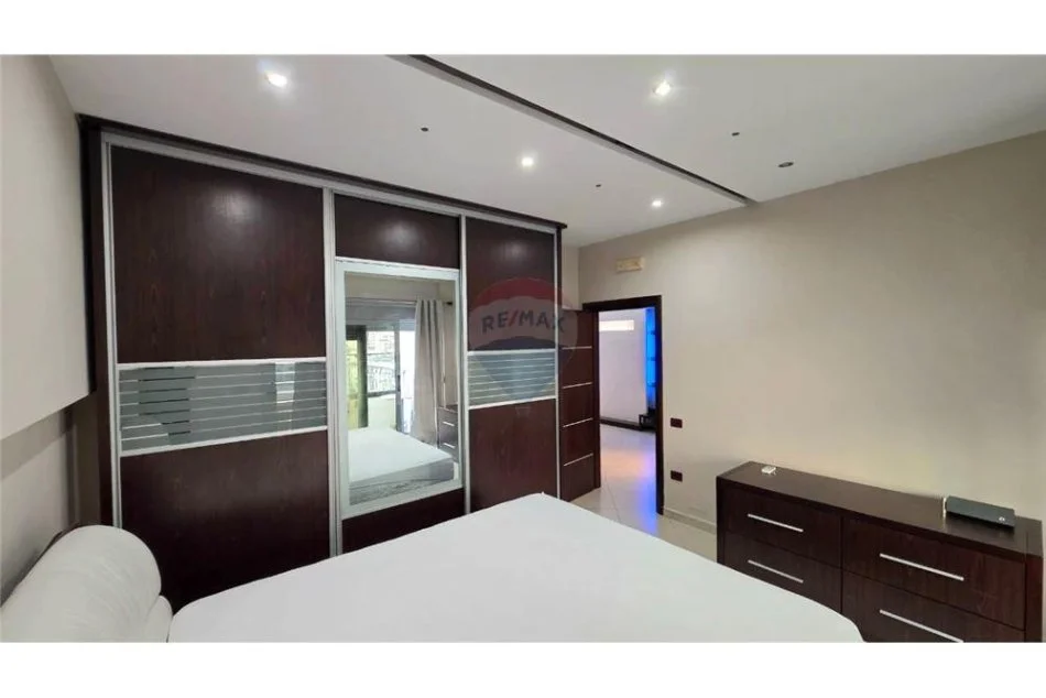 Vlore, jepet me qera apartament 2+1 , 117 m² 400 € (Rr.Laze Malo Rruga Avni Rustemi, Vlorë)