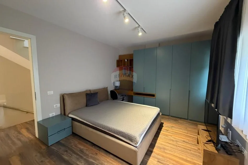 Tirane, jepet me qera Vile 3 Katshe Kati 4, 220 m² 3.000 € (Farke e vogel)