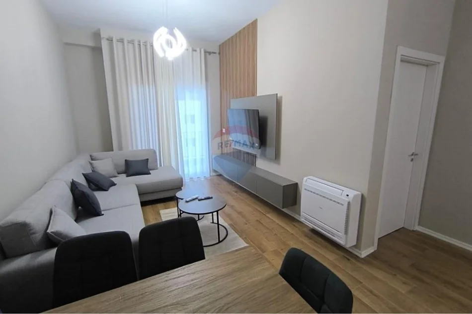 Tirane, jepet me qera apartament 1+1 , 72 m² 600 € (aura residence)
