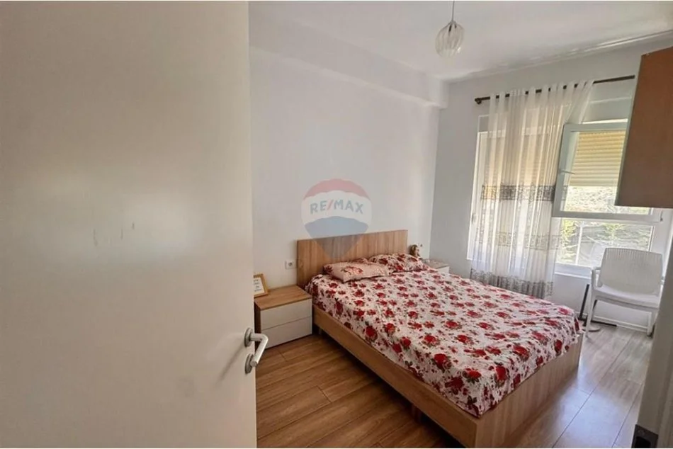Tirane, jepet me qera apartament 2+1+Ballkon , 95 m² 500 € 