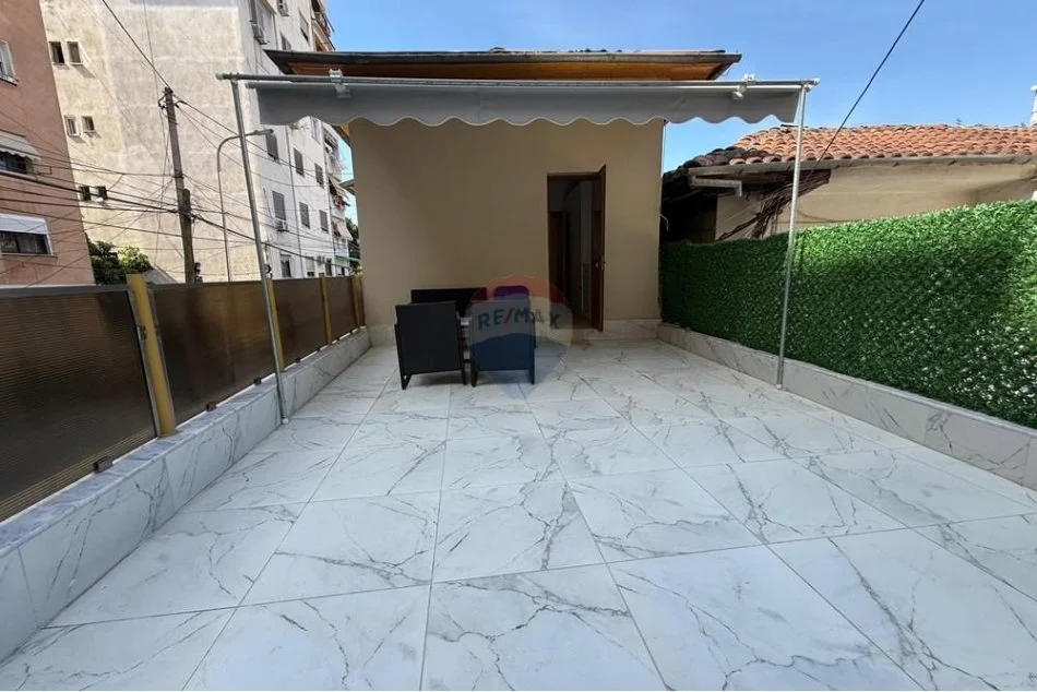 Tirane, jepet me qera shtepi 1+1 , 90 m² 600 € 