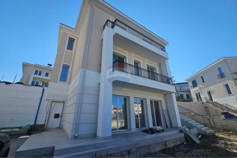 Tirane, shitet Vile , 713 m² 1.300.000 € 