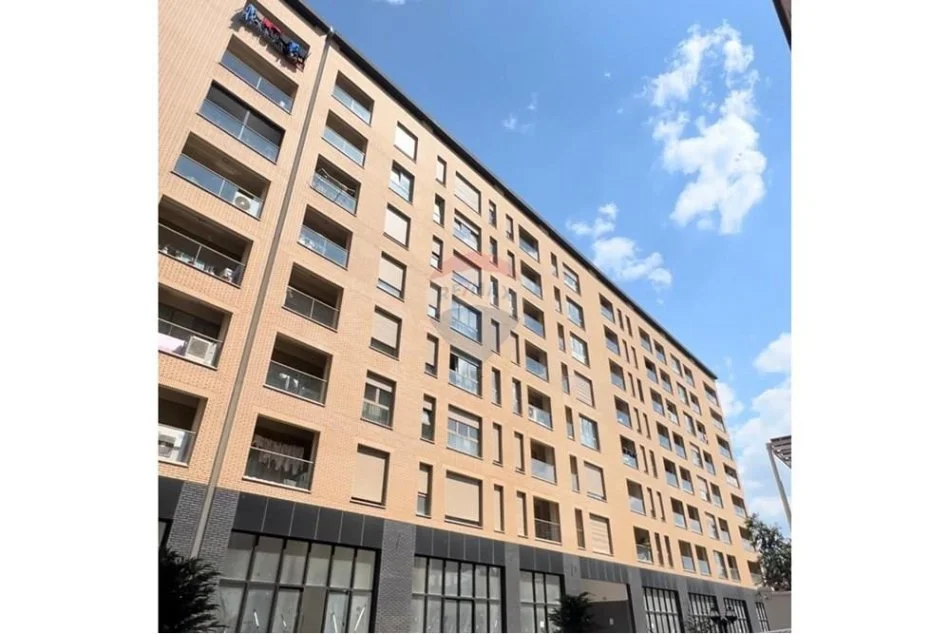 Tirane, jepet me qera dyqan , 90 m² 800 € (Profarma)