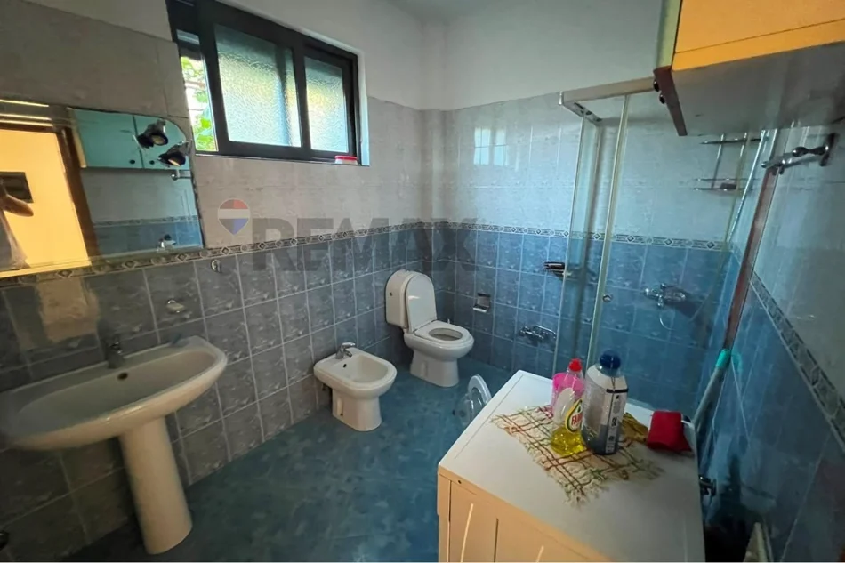 Tirane, jepet me qera Kati 1 i nje Vile, 120 m² 400 € (5 Maj)
