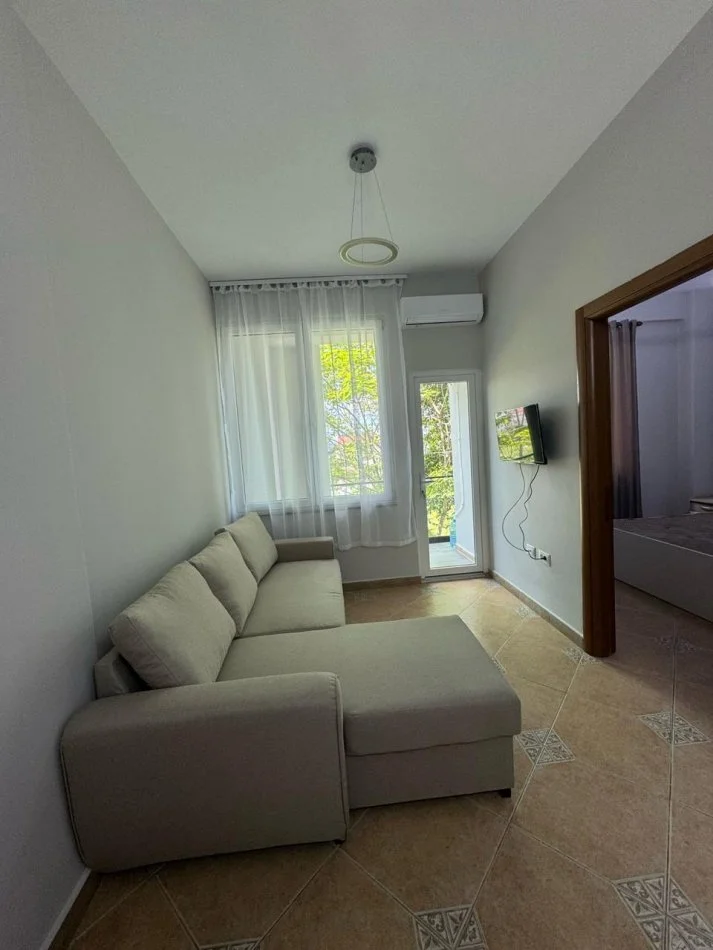 Tirane, jepet me qera apartament 1+1 Kati 1, 50 m² 400 € (vilat gjermane)