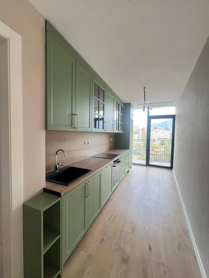 Tirane, jepet me qera apartament 2+1 Kati 3, 131 m² 2.000 € (Lake View)