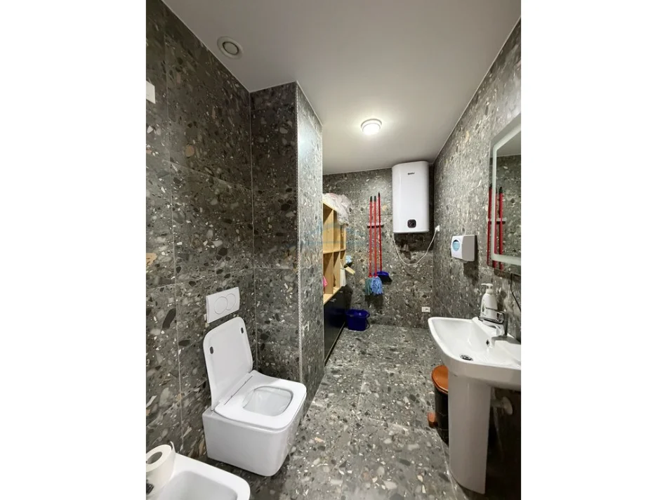 Tirane, jepet me qera ambjent biznesi Kati 6, 270 m² 6.000 € (LAKE VIEW RESIDENCE , Liqeni Artificial)