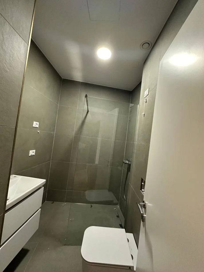 Tirane, jepet me qera apartament 2+1+Ballkon Kati 4, 110 m² 1.800 € (LAKE VIEW)