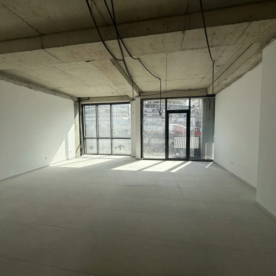 Tirane, jepet me qera zyre Kati 1, 74 m² 1.100 € (LAKE VIEW)