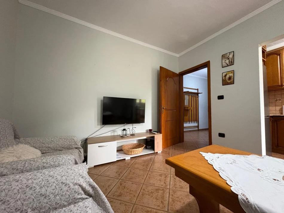 Tirane, jepet me qera apartament 1+1+Ballkon Kati 2, 70 m² 500 € (Laprak)