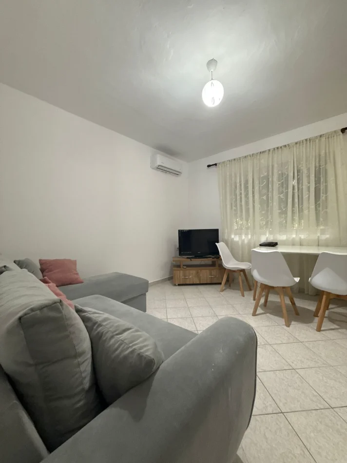 Tirane, jepet me qera apartament 1+1+Ballkon Kati 2, 70 m² 400 € (Laprak)