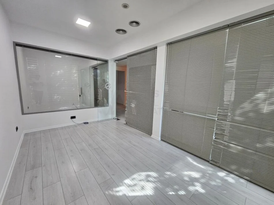 Tirane, jepet me qera ambjent biznesi Kati 1, 95 m² 1.350 € (Themistokli Germenji)