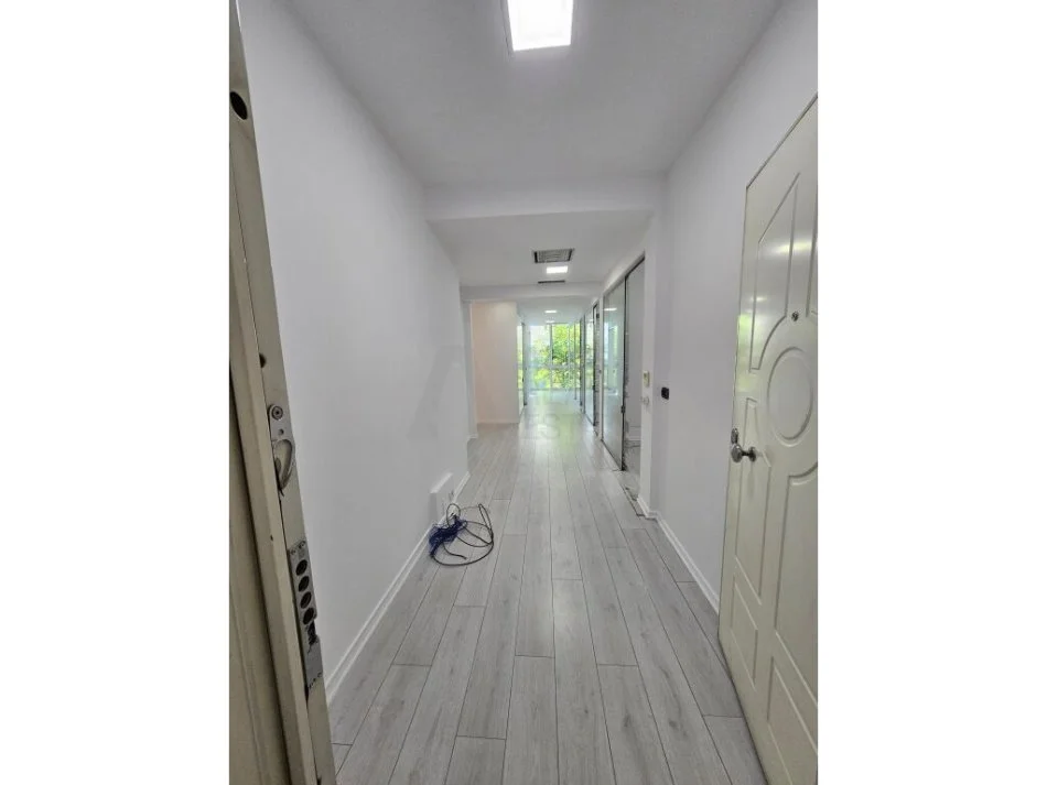 Tirane, jepet me qera ambjent biznesi Kati 1, 95 m² 1.350 € (Themistokli Germenji)