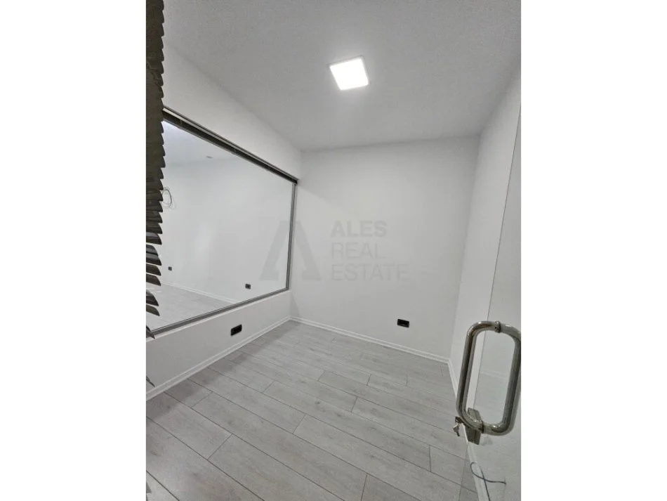 Tirane, jepet me qera ambjent biznesi Kati 1, 95 m² 1.350 € (Themistokli Germenji)