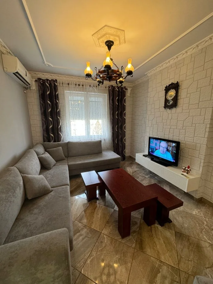 Tirane, jepet me qera apartament 2+1+Aneks+Ballkon Kati 4, 98 m² 1.000 € (Blloku)