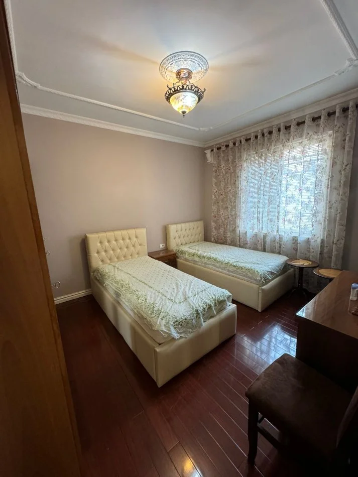 Tirane, jepet me qera apartament 2+1+Aneks+Ballkon Kati 4, 98 m² 1.000 € (Blloku)