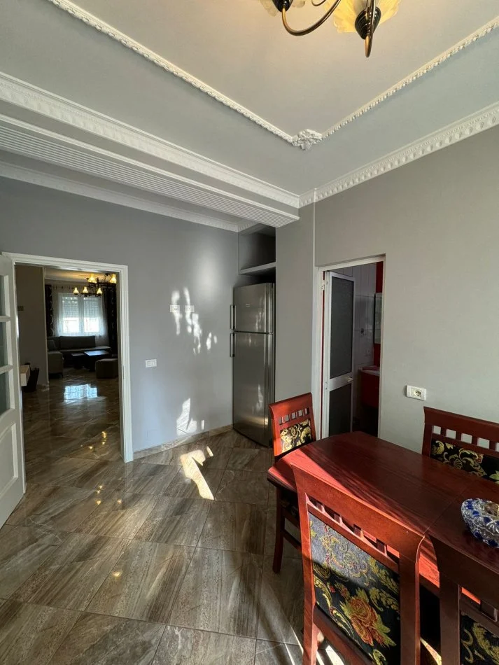 Tirane, jepet me qera apartament 2+1+Aneks+Ballkon Kati 4, 98 m² 1.000 € (Blloku)